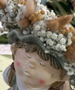 זר לראש בשילוב פרחים יבשים ילדה חמודה קרוב