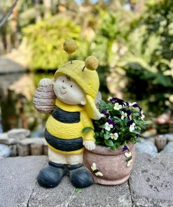 ילדת דבורה פורחת