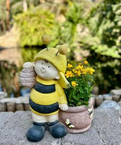 ילדת דבורה פורחת