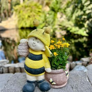 ילדת דבורה פורחת