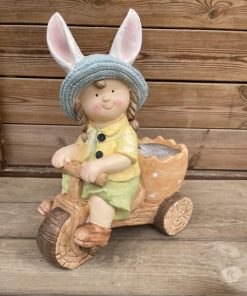 ילדה עם כובע ארנבת בעגלה