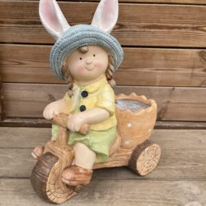 ילדה עם כובע ארנבת בעגלה