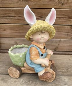 ילד עם כובע ארנב בעגלה