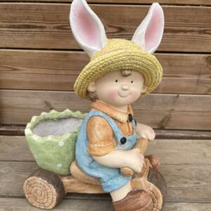 ילד עם כובע ארנב בעגלה