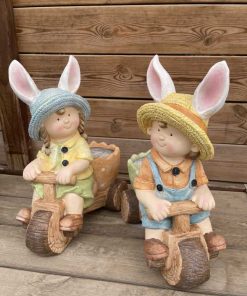 ילדים עם כובע ארנב בעגלה