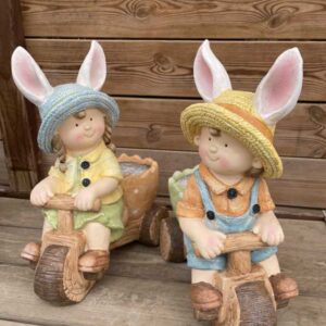 ילדים עם כובע ארנב בעגלה