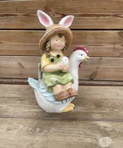 ילדה עם כובע ארנבת על תרנגול