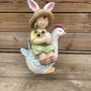 ילדה עם כובע ארנבת על תרנגול