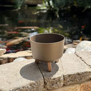 עציץ על רגליים חום