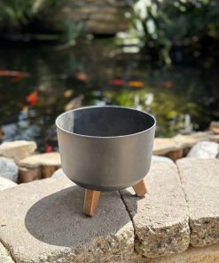 עציץ על רגליים אפור כהה