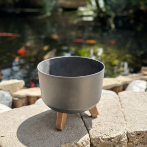 עציץ על רגליים אפור כהה