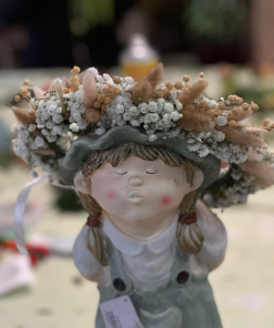 זר לראש בשילוב פרחים יבשים ילדה חמודה